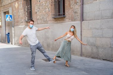 Yeni Normal 'de daha güvenli bir karşılama şekli. Kadın ve erkek ayağının titremesi ve dirsek çarpması Coronavirus 'un yayılmasını önlemek için sosyal mesafeyi koruyor. COVID-19 salgını ve sosyal etkileşimler.