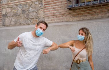 Yeni Normal 'de daha güvenli bir karşılama şekli. Kadın ve erkek ayağının titremesi ve dirsek çarpması Coronavirus 'un yayılmasını önlemek için sosyal mesafeyi koruyor. COVID-19 salgını ve sosyal etkileşimler.