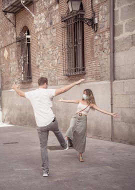 Yeni Normal 'de daha güvenli bir karşılama şekli. Kadın ve erkek ayağının titremesi ve dirsek çarpması Coronavirus 'un yayılmasını önlemek için sosyal mesafeyi koruyor. COVID-19 salgını ve sosyal etkileşimler.