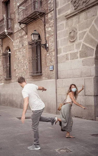 Yeni Normal 'de daha güvenli bir karşılama şekli. Kadın ve erkek ayağının titremesi ve dirsek çarpması Coronavirus 'un yayılmasını önlemek için sosyal mesafeyi koruyor. COVID-19 salgını ve sosyal etkileşimler.