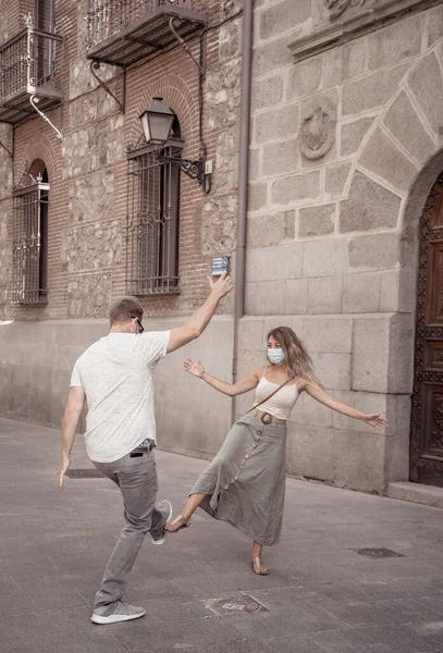 Bezpečnější Způsob Přivítání New Normal Muži Ženy Třesou Nohama Narážejí — Stock fotografie