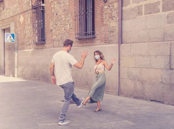 Una Forma Más Segura Saludar Nueva Normal Hombre Mujer Tiemblan — Foto de Stock