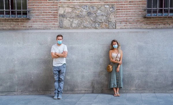 Άνδρας Και Γυναίκα Που Φορούν Μάσκα Προσώπου Και Στέκονται Μέτρα — Φωτογραφία Αρχείου