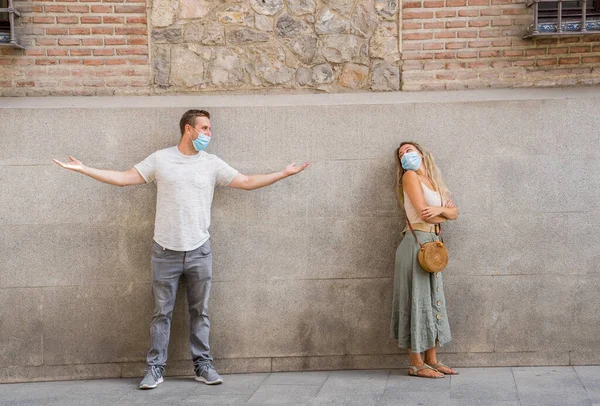 Hombre Mujer Con Mascarilla Facial Pie Pies Uno Del Otro — Foto de Stock