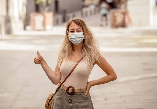 Ung Kvinna Bär Skyddande Ansiktsmask Utomhus Stadens Gata Positiv Bild — Stockfoto