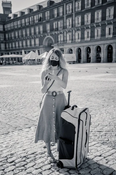 Hermosa Joven Caucásica Con Máscara Protectora Feliz Emocionada Plaza Mayor — Foto de Stock