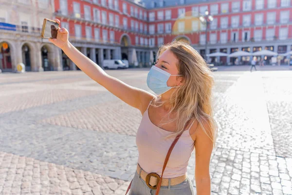 Vacker Ung Kaukasisk Kvinna Bär Skyddande Ansiktsmask Glad Och Upphetsad — Stockfoto