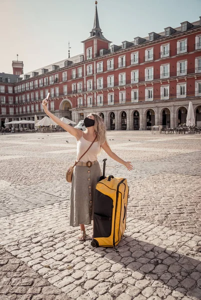 Gyönyörű Fiatal Kaukázusi Védőmaszkot Visel Boldog Izgatott Plaza Mayor Madrid — Stock Fotó