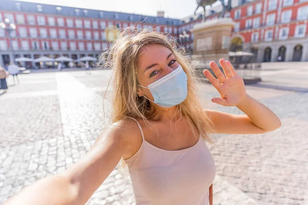 Linda Jovem Turista Caucasiana Vestindo Máscara Protetora Feliz Plaza Mayor — Fotografia de Stock