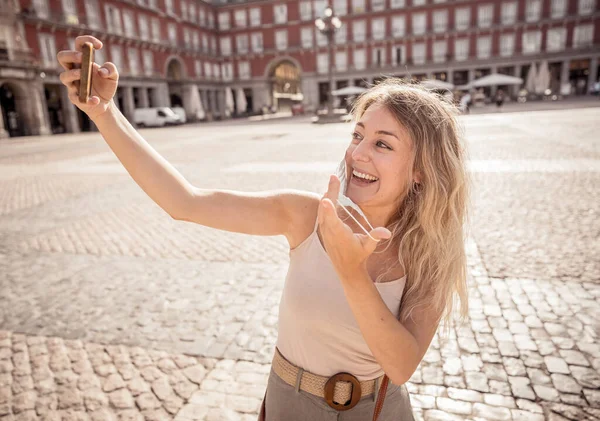 Gyönyörű Fiatal Kaukázusi Védőmaszkot Visel Boldog Izgatott Plaza Mayor Madrid — Stock Fotó