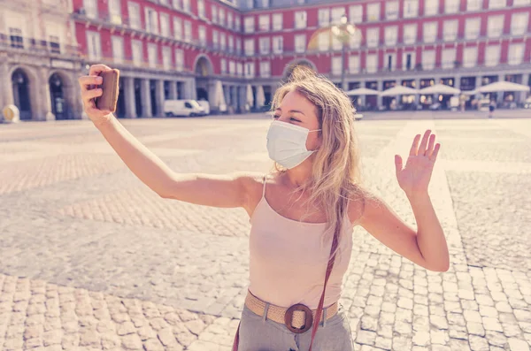 Bela Jovem Caucasiana Vestindo Máscara Protetora Feliz Animado Plaza Mayor — Fotografia de Stock