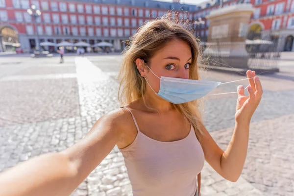 Linda Jovem Turista Caucasiana Vestindo Máscara Protetora Feliz Plaza Mayor — Fotografia de Stock