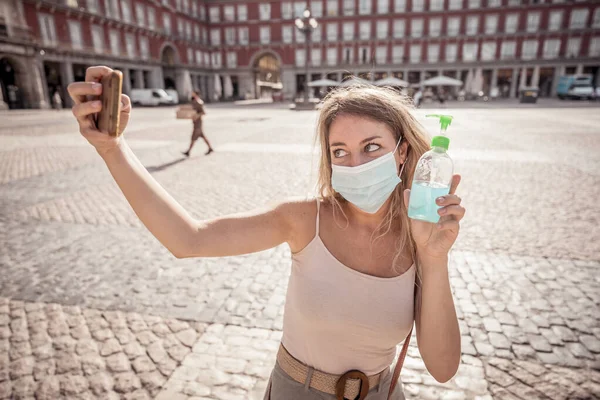 Hermosa Joven Caucásica Con Máscara Protectora Feliz Emocionada Plaza Mayor —  Fotos de Stock