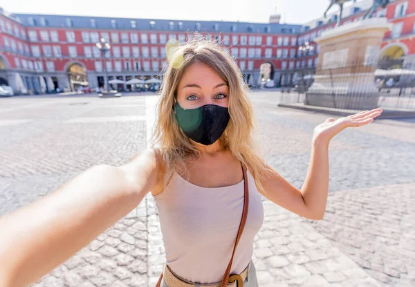 Hermosa Joven Turista Caucásica Con Máscara Protectora Feliz Plaza Mayor —  Fotos de Stock
