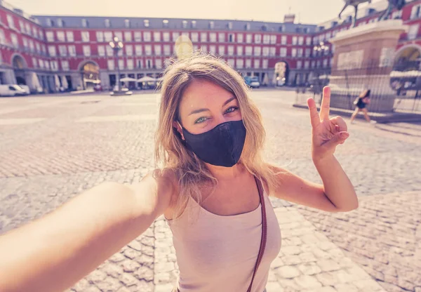 Linda Jovem Turista Caucasiana Vestindo Máscara Protetora Feliz Plaza Mayor — Fotografia de Stock
