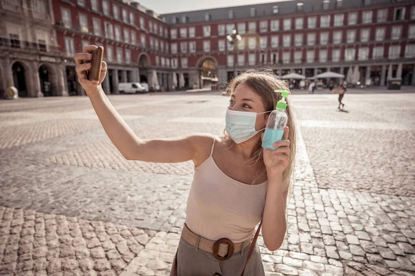 Hermosa Joven Caucásica Con Máscara Protectora Feliz Emocionada Plaza Mayor — Foto de Stock