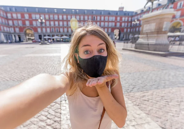 Όμορφη Νεαρή Καυκάσια Τουρίστρια Που Φοράει Προστατευτική Μάσκα Προσώπου Χαρούμενη — Φωτογραφία Αρχείου