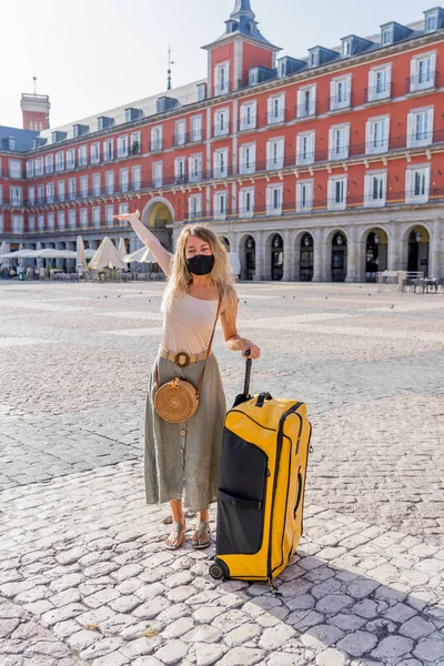 Молода Туристична Жінка Одягнена Захисну Маску Щаслива Схвильована Іспанії Проводить — стокове фото