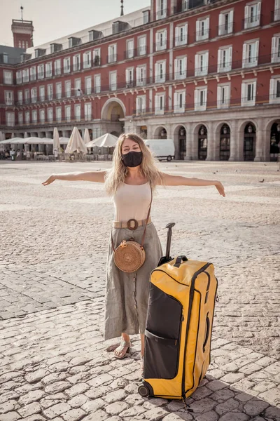 Jonge Toeristische Vrouw Draagt Beschermend Gezichtsmasker Gelukkig Opgewonden Plaza Mayor — Stockfoto