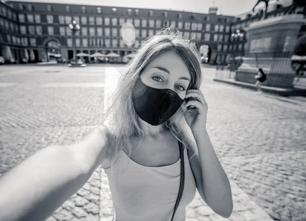 Prachtige Jonge Kaukasische Toeristische Vrouw Met Een Beschermend Gezichtsmasker Gelukkig — Stockfoto