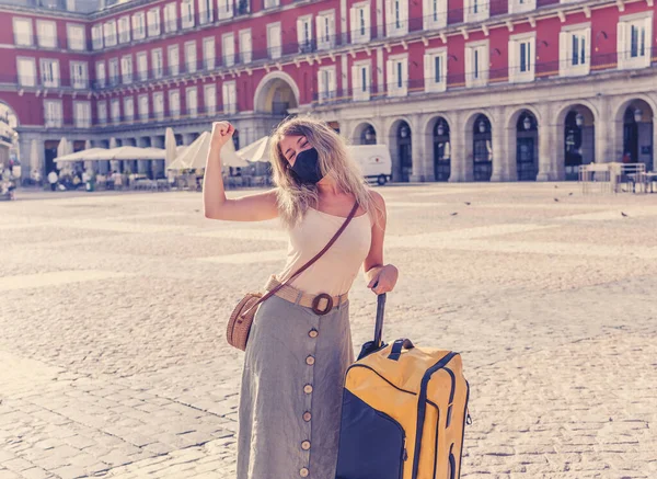 Joven Turista Con Mascarilla Protectora Feliz Emocionada Plaza Mayor Madrid —  Fotos de Stock