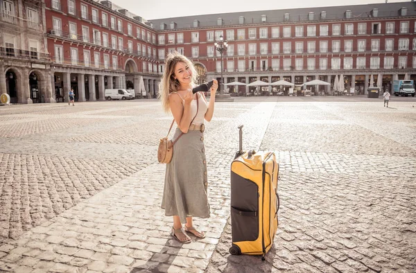 Joven Turista Con Mascarilla Protectora Feliz Emocionada Plaza Mayor Madrid — Foto de Stock