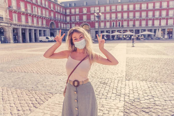 Joven Turista Con Mascarilla Protectora Feliz Emocionada Plaza Mayor Madrid — Foto de Stock