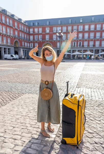 Joven Turista Con Mascarilla Protectora Feliz Emocionada Plaza Mayor Madrid —  Fotos de Stock