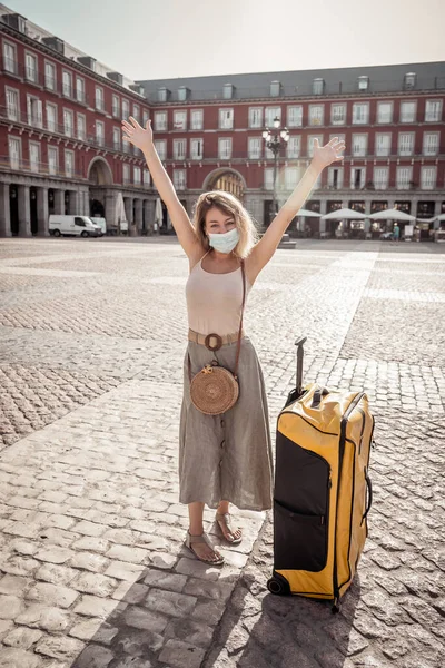 Молодая Туристка Защитной Маске Счастлива Взволнована Площади Plaza Mayor Madrid — стоковое фото