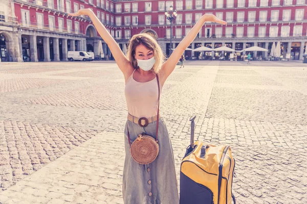 Молодая Туристка Защитной Маске Счастлива Взволнована Площади Plaza Mayor Madrid — стоковое фото