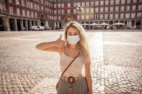 Joven Turista Con Mascarilla Protectora Feliz Emocionada Plaza Mayor Madrid —  Fotos de Stock