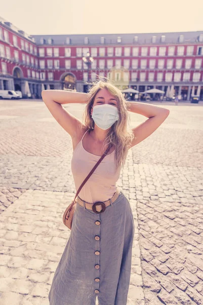 Νεαρή Τουρίστρια Προστατευτική Μάσκα Προσώπου Χαρούμενη Και Ενθουσιασμένη Στην Plaza — Φωτογραφία Αρχείου