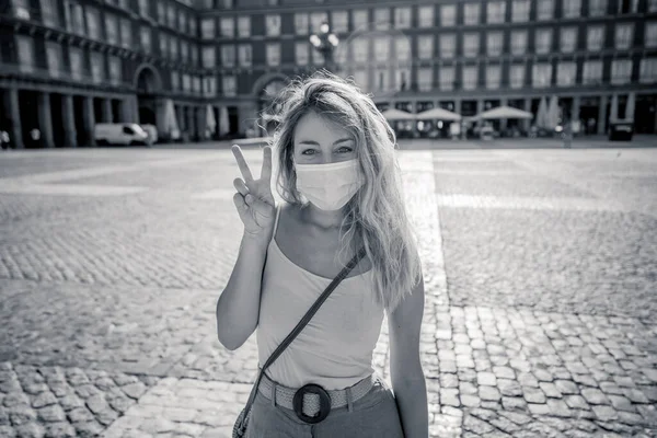 Ung Turist Kvinna Bär Skyddande Ansiktsmask Glad Och Upphetsad Plaza — Stockfoto