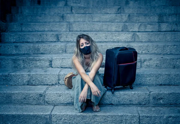 Bezorgde Toeristische Vrouw Met Bagage Dragen Beschermende Gezichtsmasker Nood Midden — Stockfoto