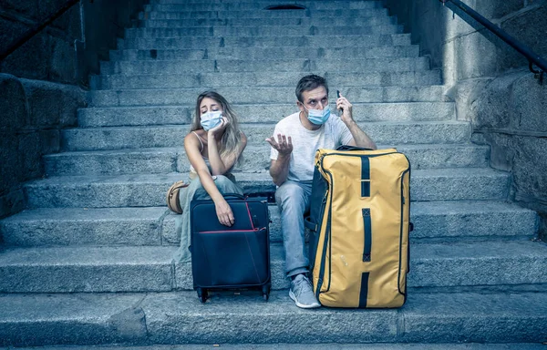 Mulher Preocupada Homem Turistas Com Máscara Facial Bagagem Móvel Angustiado — Fotografia de Stock