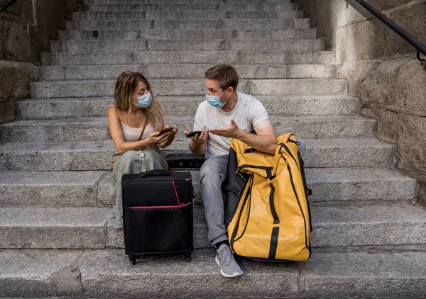 Mulher Preocupada Homem Turistas Com Máscara Facial Bagagem Móvel Angustiado — Fotografia de Stock