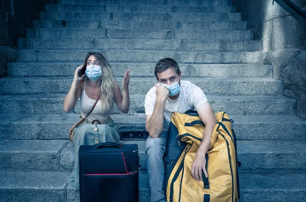 Bezorgde Vrouw Man Toeristen Met Gezichtsmasker Bagage Mobiele Noodlijdende Temidden — Stockfoto