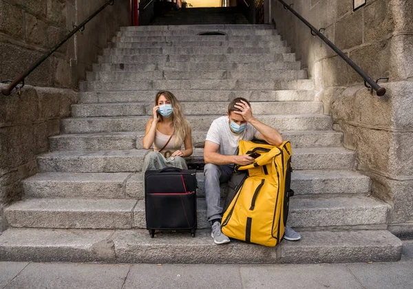 Orolig Kvinna Och Man Turister Med Ansiktsmask Och Bagage Mobil — Stockfoto