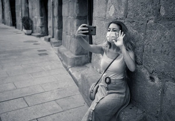 Jeune Femme Dans Rue Ville Portant Masque Protecteur Utilisant Téléphone — Photo