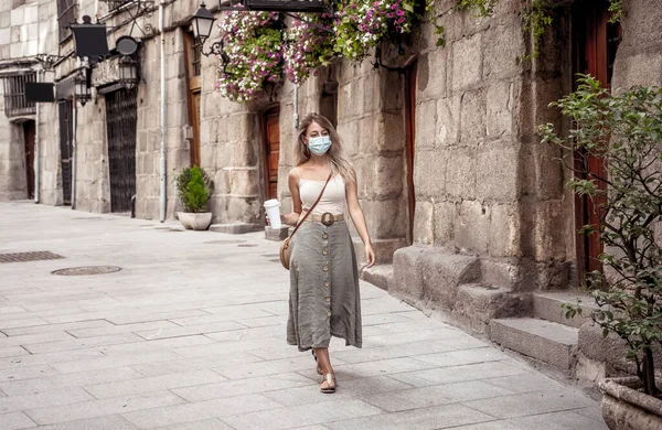 Mujer Joven Calle Ciudad Con Máscara Facial Protectora Uso Videollamadas — Foto de Stock