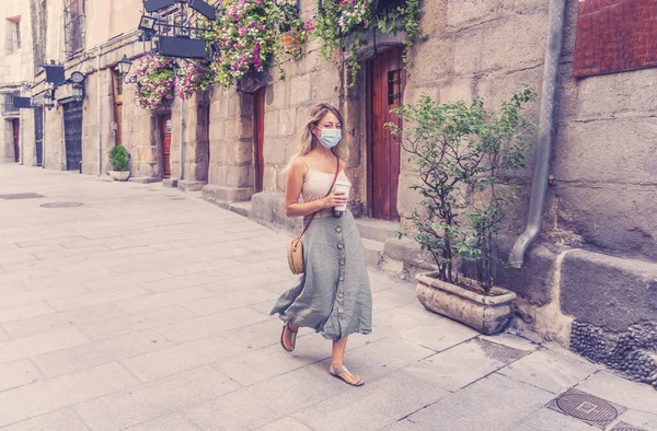 Jonge Vrouw Stad Straat Dragen Beschermende Gezichtsmasker Met Behulp Van — Stockfoto