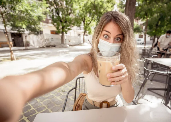 보호용 마스크와 소독제를 여성이 시내에 커피숍에서 전화를 사용하는 통화를 있습니다 — 스톡 사진