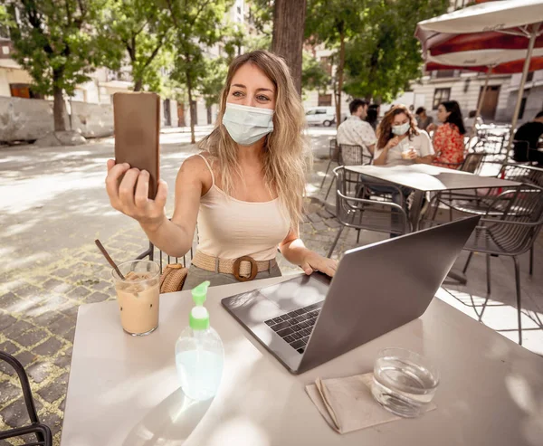 Mladá Žena Nosí Ochrannou Masku Používá Ruční Dezinfekci Při Práci — Stock fotografie