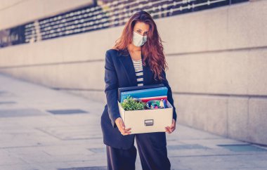 Ofis dışında yüz maskesi takan depresyondaki iş kadını işten kovulduktan sonra kendini umutsuz hissediyor. Coronavirus iş kayıpları, işten çıkarma ve COVID-19 salgını istihdam üzerinde etki.