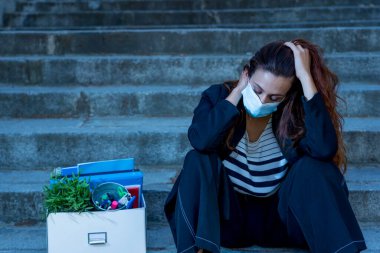 COVID-19 işten çıkarma ve işsizlik. Ofis dışında yüz maskesi takan depresyondaki iş kadını Coronavirus 'un iş kesintileri yüzünden işini kaybettikten sonra kendini umutsuz hissediyor..