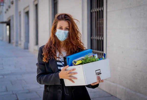 Sorglig Affärskvinna Medicinsk Skyddsmask Affärsdistriktet Med Låda Kontorspersonal Som Känner — Stockfoto