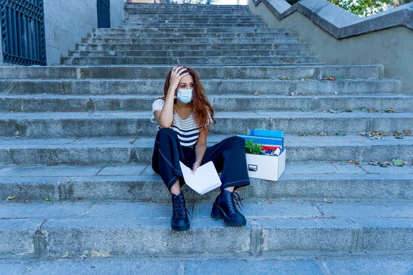 Triste Femme Affaires Masque Protection Médicale Dans Quartier Des Affaires — Photo