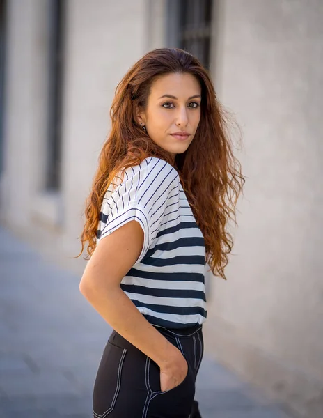 Livre Fechar Retrato Jovem Mulher Atraente Com Cabelo Encaracolado Vermelho — Fotografia de Stock