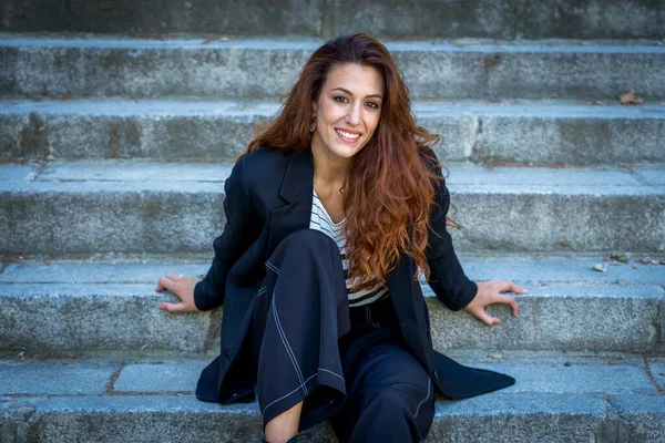 Livre Retrato Comprimento Total Jovem Mulher Atraente Com Cabelo Encaracolado — Fotografia de Stock