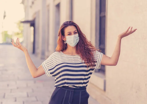 Ung Attraktiv Rödhårig Kvinna Med Skyddande Medicinsk Mask Stadens Gata — Stockfoto